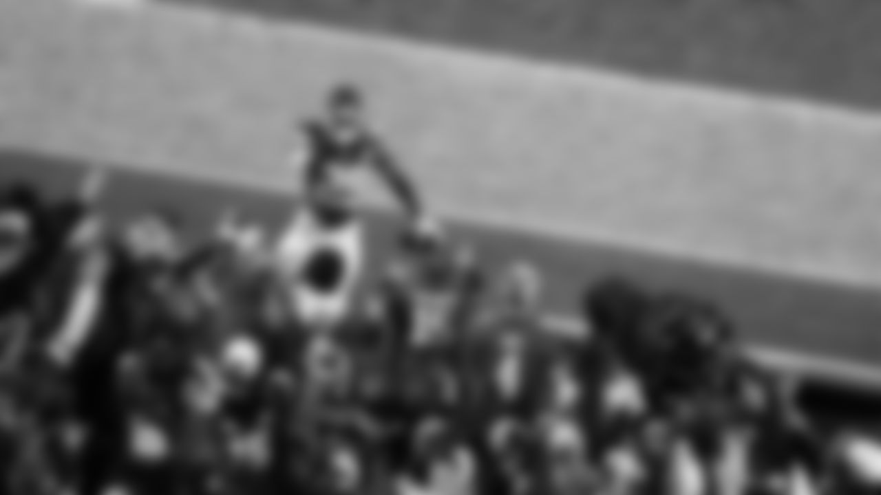 Kansas City Chiefs running back Kareem Hunt (29) pints to the fans after scoring a touchdown during a week 8 NFL Football game against the Washington Commanders on Monday, October 27, 2025 in Kansas City, MO.