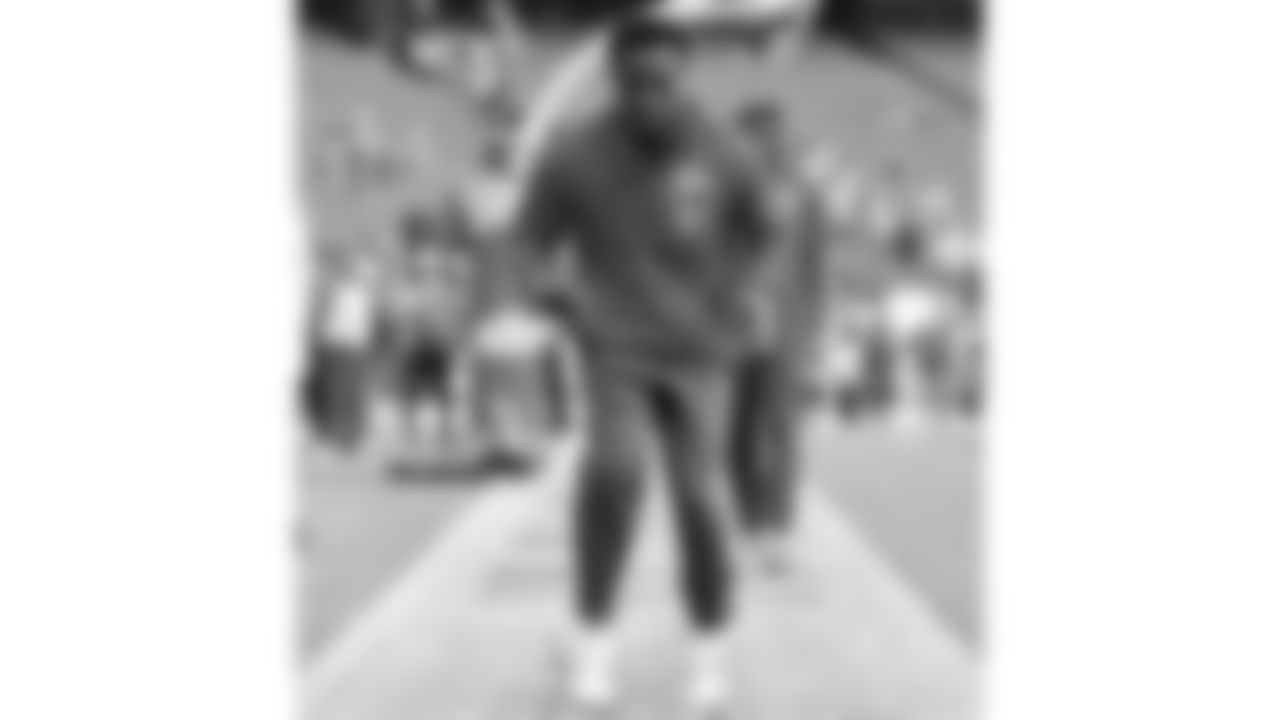 Kansas City Chiefs defensive back Chamarri Conner (27) warms up prior to a week 12 NFL Football game against the Indianapolis Colts on Sunday, November 23, 2025 in Kansas City, MO