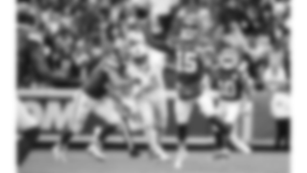 Kansas City Chiefs quarterback Patrick Mahomes (15) throws the ball during the NFL Week 16 matchup against the Las Vegas Raiders on December 25, 2023.