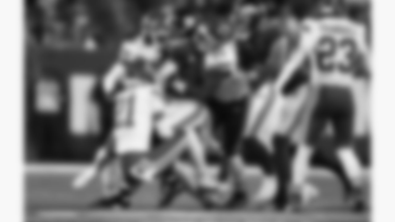 Kansas City Chiefs defensive back Jaden Hicks (21) and defensive end Charles Omenihu (90) hit New York Giants running back Tyrone Tracy Jr. (29) during the week 3 NFL football game, Sunday, September 21, 2025 in East Rutherford, NJ.