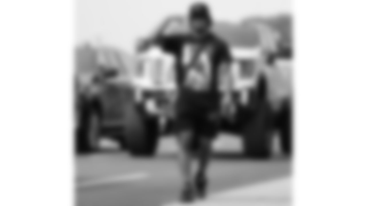 Kansas City Chiefs safety Bryan Cook (6) arrives prior to a week 2 NFL Football game against the Philadelphia Eagles Sunday September 14, 2025.