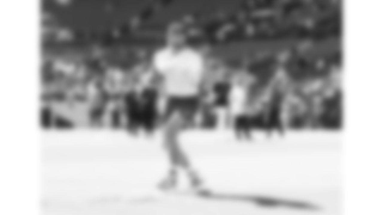 Kansas City Chiefs tight end Robert Tonyan (85) warms up prior to a week 11 NFL Football game against the Denver Broncos on Sunday, November 16, 2025 in Denver, Colorado.