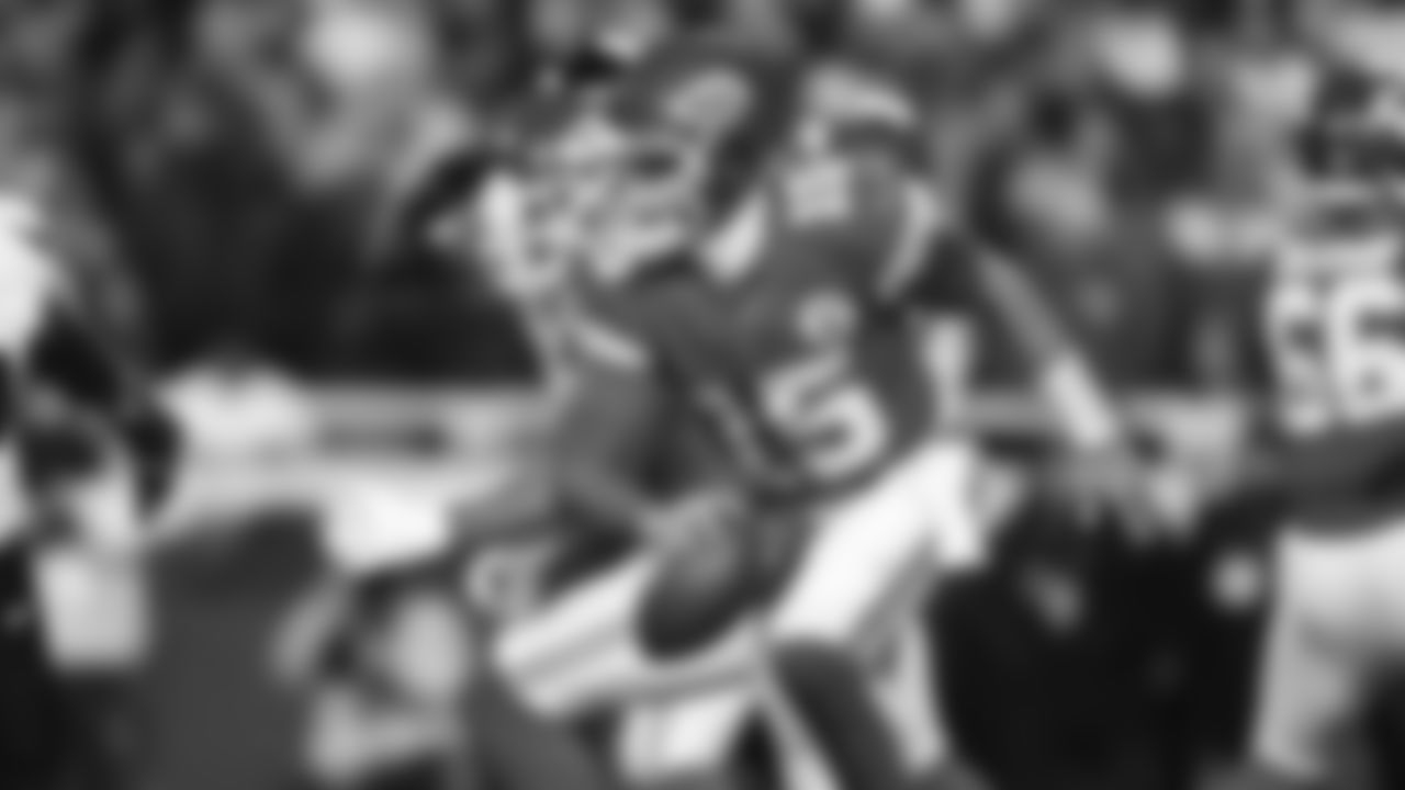 Kansas City Chiefs quarterback Patrick Mahomes (15) scrambles during an NFL week 14 matchup against the Houston Texans, Sunday December 7, 2025.