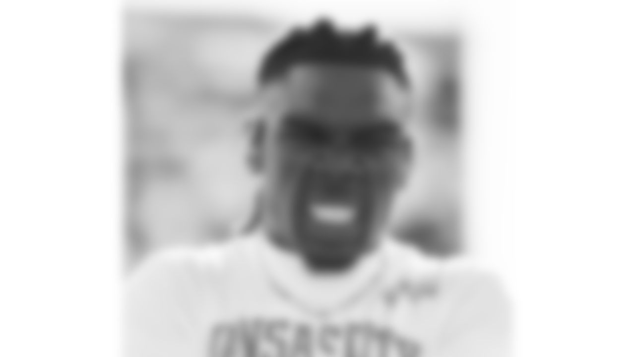 Kansas City Chiefs wide receiver Rashee Rice (4) warms up prior to a week 11 NFL Football game against the Denver Broncos on Sunday, November 16, 2025 in Denver, Colorado.