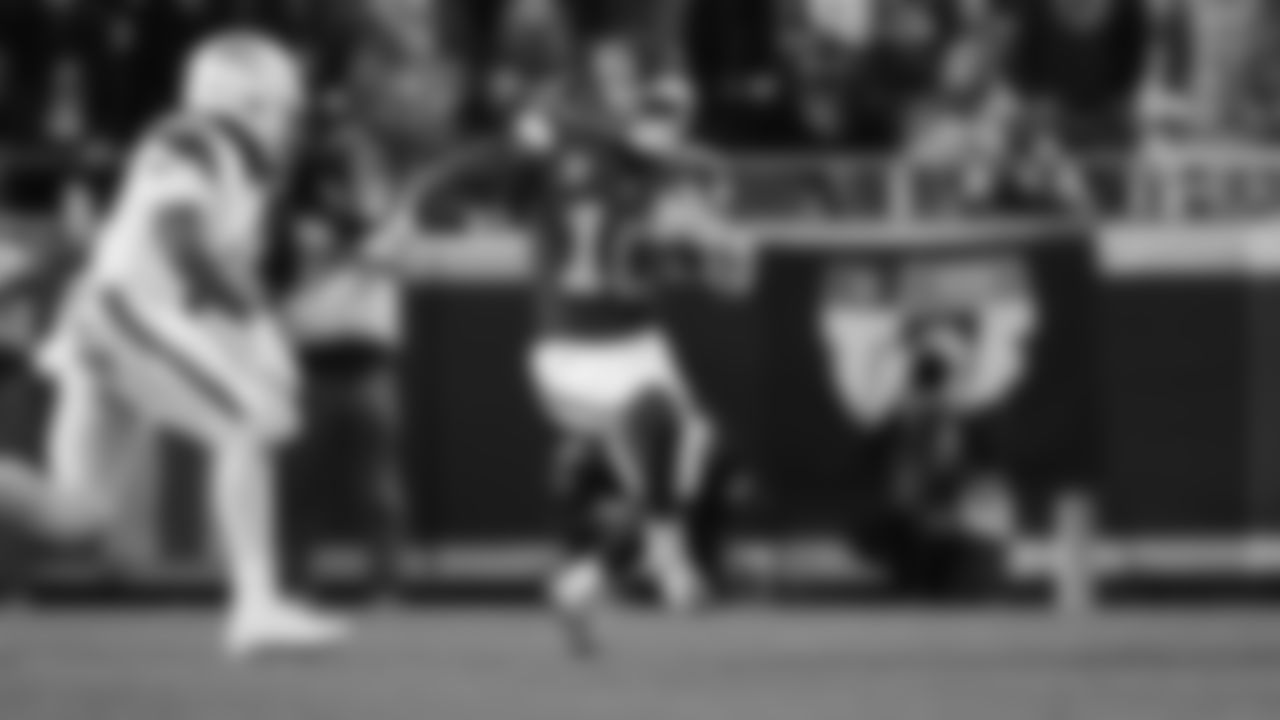 Kansas City Chiefs running back Isiah Pacheco (10) runs the ball during an NFL week 17 matchup against the Denver Broncos, Thursday, December 25, 2025.