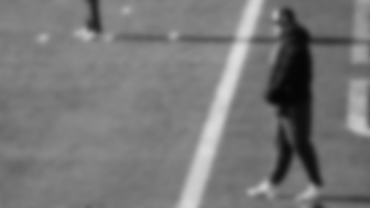 Kansas City Chiefs center Creed Humphrey (52) warming up prior to an NFL week 15 matchup against the Los Angeles Chargers, Sunday December 14, 2025.