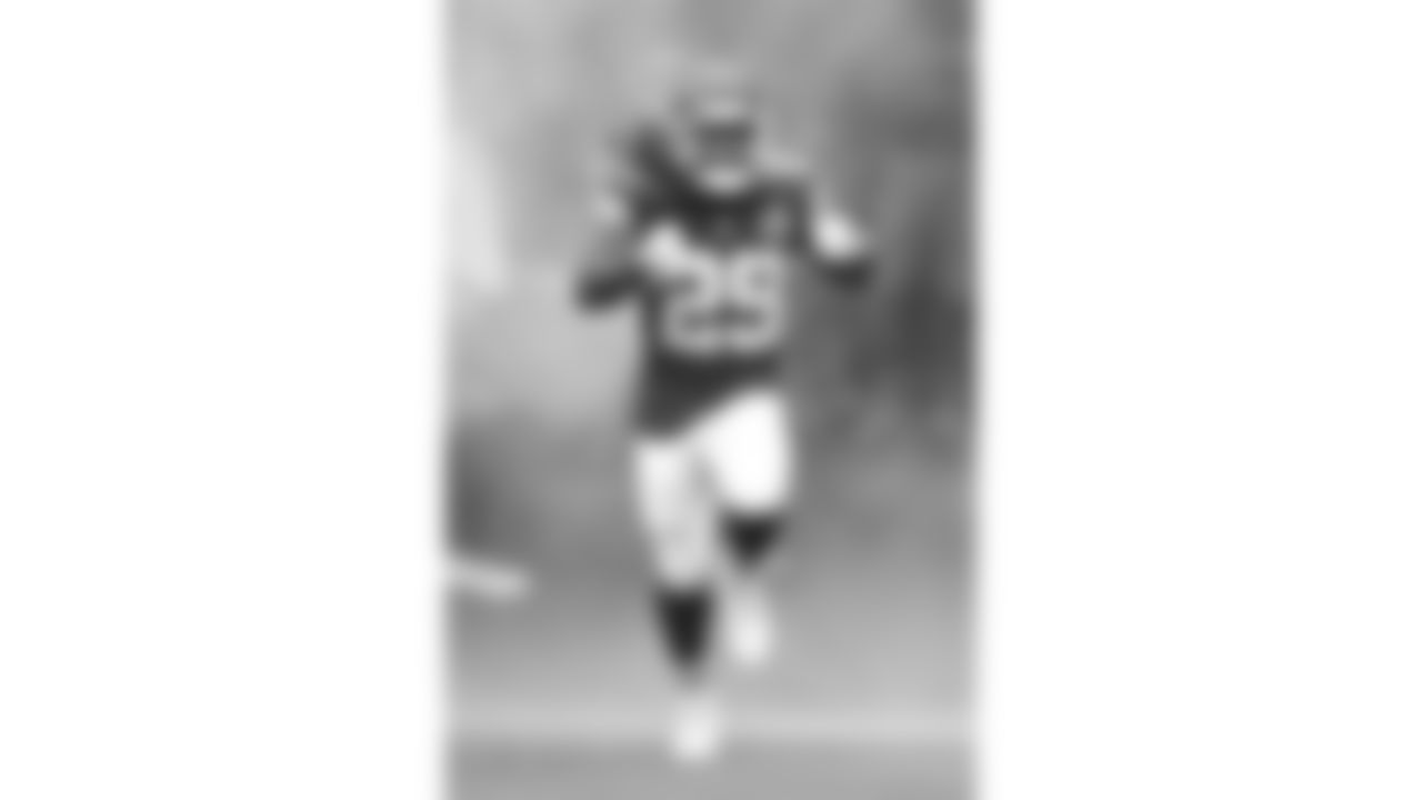 Kansas City Chiefs running back Kareem Hunt (29) runs out of the tunnel prior to the week 2 NFL football game against the Philadelphia Eagles, Sunday, September 14, 2025 in Kansas City, MO.