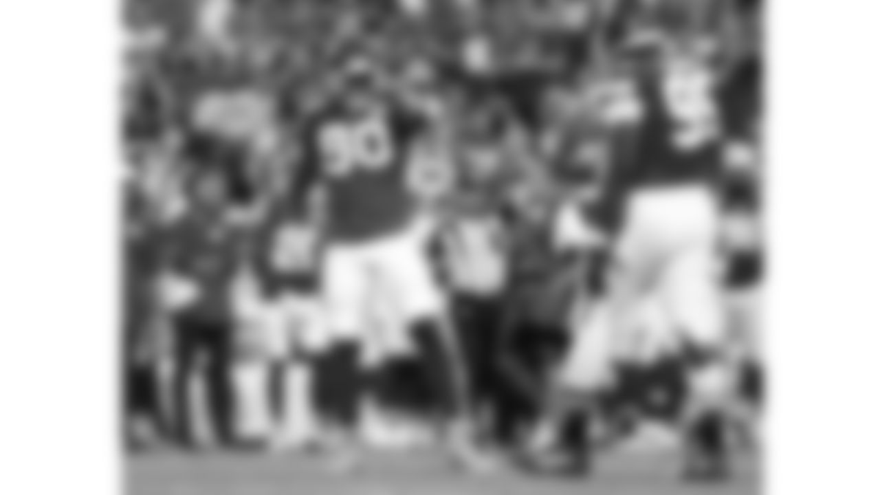 Kansas City Chiefs defensive end Charles Omenihu (90) points to defensive tackle Chris Jones (95) during a preseason week 3 NFL football game against the Chicago Bears, Friday, August 22, 2025 in Kansas City, MO.