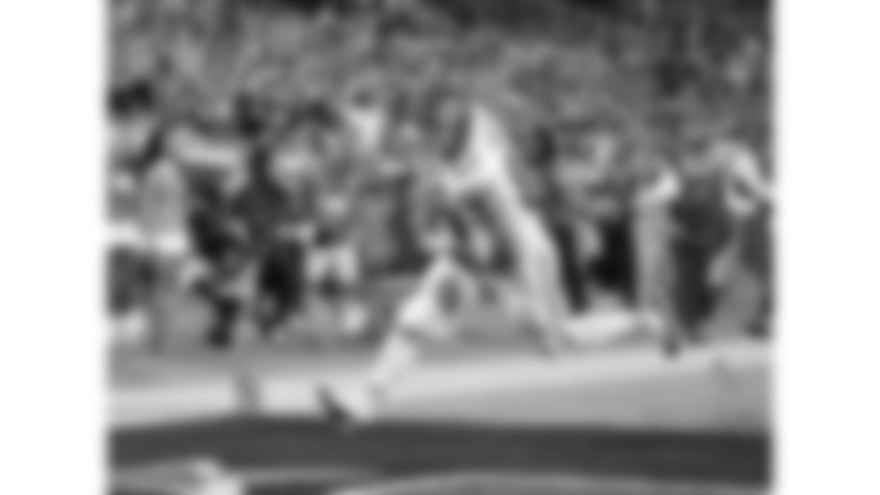 Kansas City Chiefs tight end Travis Kelce (87) runs the ball into the end zone for a touchdown during the week 5 NFL football game against the Jacksonville Jaguars, Monday, October 6, 2025 in Jacksonville, FL.