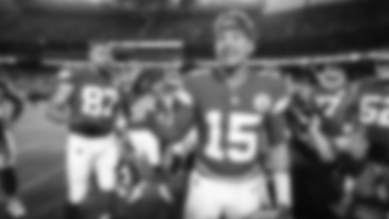 Kansas City Chiefs quarterback Patrick Mahomes (15) talks with the team prior to a week 6 NFL Football game against the Detroit Lions on Sunday, October 12, 2025 in Kansas City, MO.
