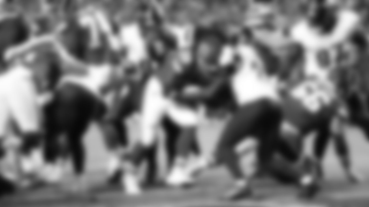 Kansas City Chiefs running back Kareem Hunt (29) runs into the end zone for a touchdown during a week 8 NFL Football game against the Washington Commanders on Monday, October 27, 2025 in Kansas City, MO.