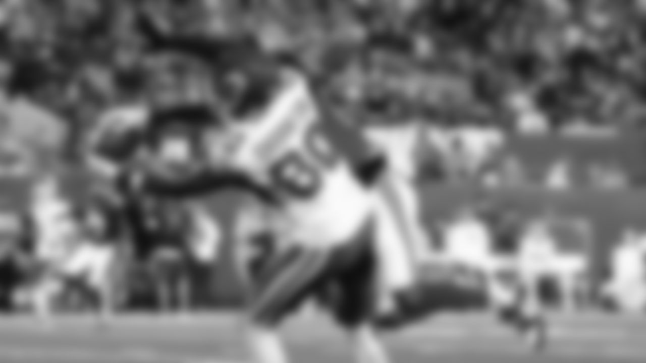 Kansas City Chiefs wide receiver Tyquan Thornton (80) catches the ball over New York Giants cornerback Andru Phillips (22) during the week 3 NFL football game, Sunday, September 21, 2025 in East Rutherford, NJ.