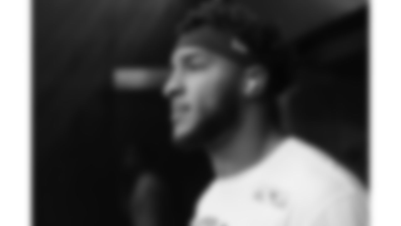 Kansas City Chiefs defensive back Jaden Hicks (21) prior to a week 13 NFL football game against the Dallas Cowboys on Thursday, November 27, 2025 in Arlington, TX.