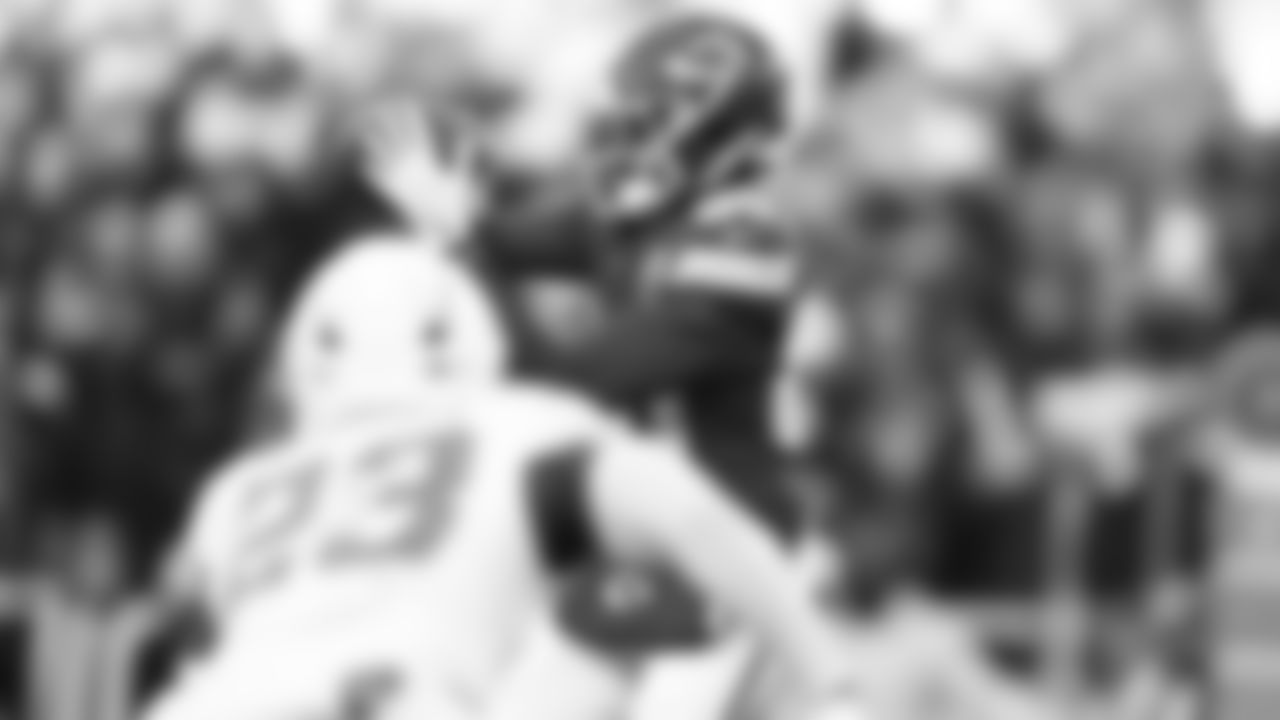 Kansas City Chiefs wide receiver Tyquan Thornton (80) catches a pass during an NFL week 15 matchup against the Los Angeles Chargers, Sunday December 14, 2025.