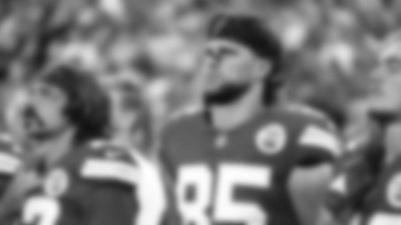 Kansas City Chiefs tight end Robert Tonyan (85) looks on during the National Anthem prior to a preseason week 3 NFL football game against the Chicago Bears, Friday, August 22, 2025 in Kansas City, MO.