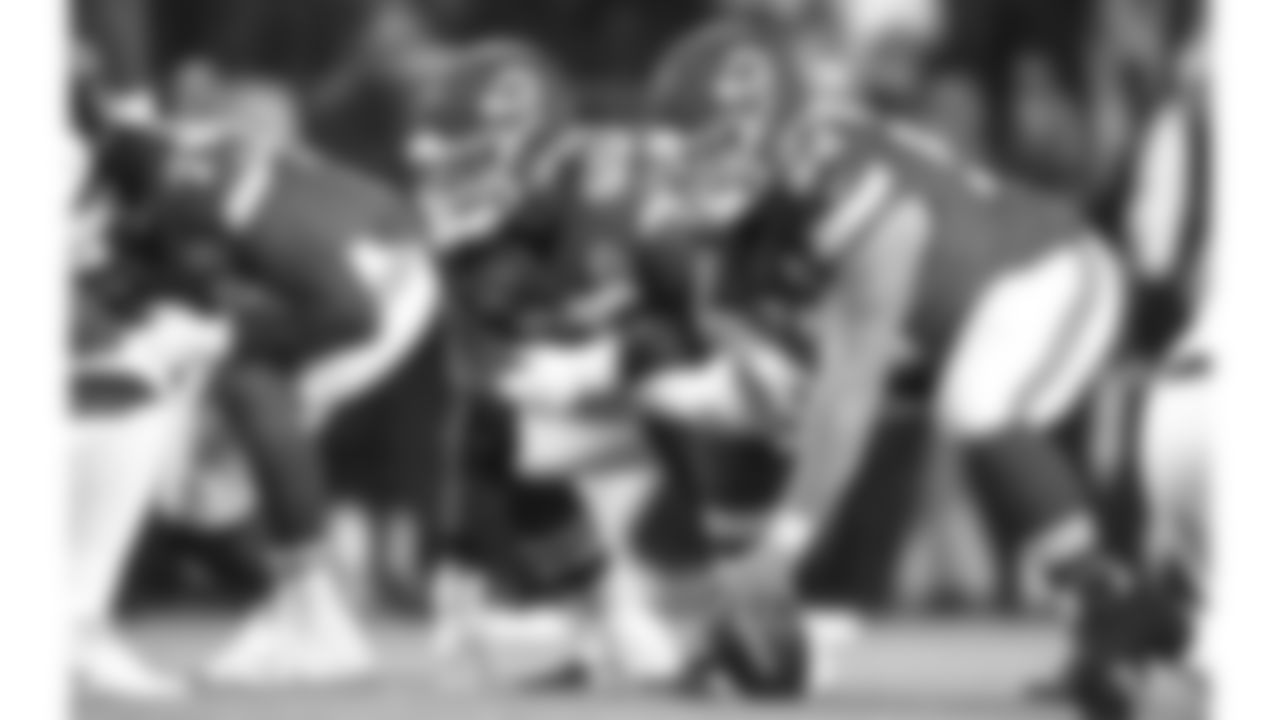 Kansas City Chiefs center Creed Humphrey (52) during the week 11 NFL football game against the Philadelphia Eagles, November 20, 2023 in Kansas City.