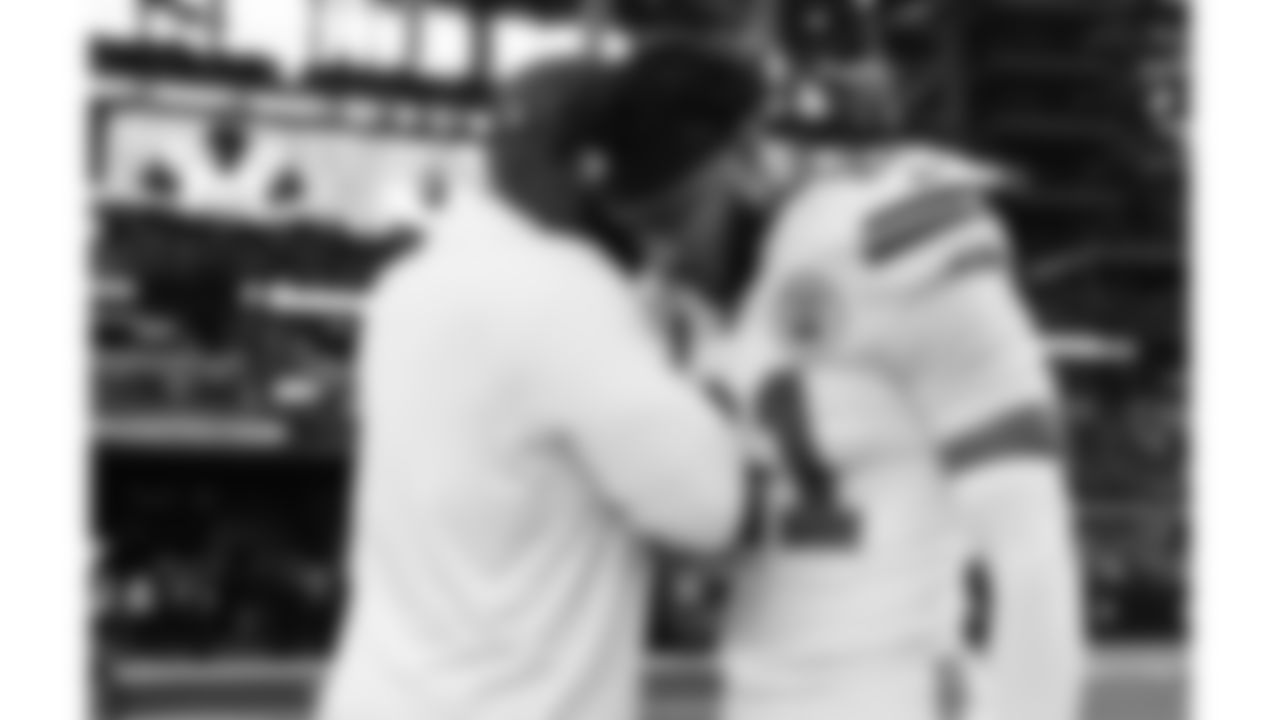 Kansas City Chiefs defensive back Jaden Hicks (21) prays prior to a week 13 NFL football game against the Dallas Cowboys on Thursday, November 27, 2025 in Arlington, TX.