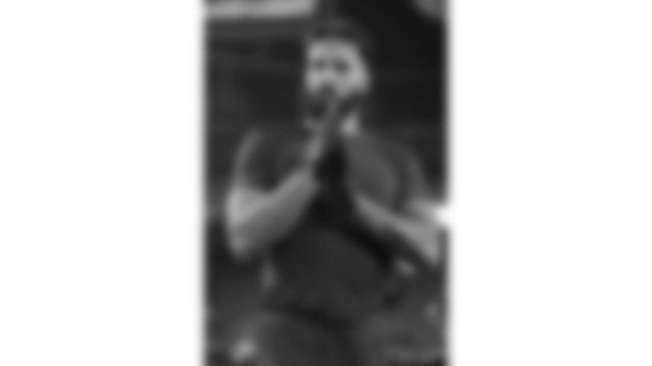 Kansas City Chiefs tight end Noah Gray (83) warms up prior to a week 17 NFL football game against the Denver Broncos, Thursday, December 25, 2025 in Kansas City, MO.