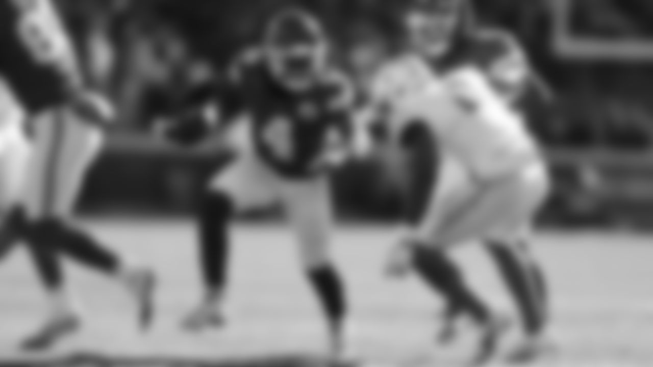 Kansas City Chiefs wide receiver Rashee Rice (4) runs the ball during an NFL week 15 matchup against the Los Angeles Chargers, Sunday December 14, 2025.