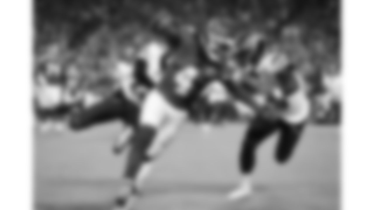 Kansas City Chiefs wide receiver Rashee Rice (4) runs with the ball during a week 8 NFL Football game against the Washington Commanders on Monday, October 27, 2025 in Kansas City, MO.