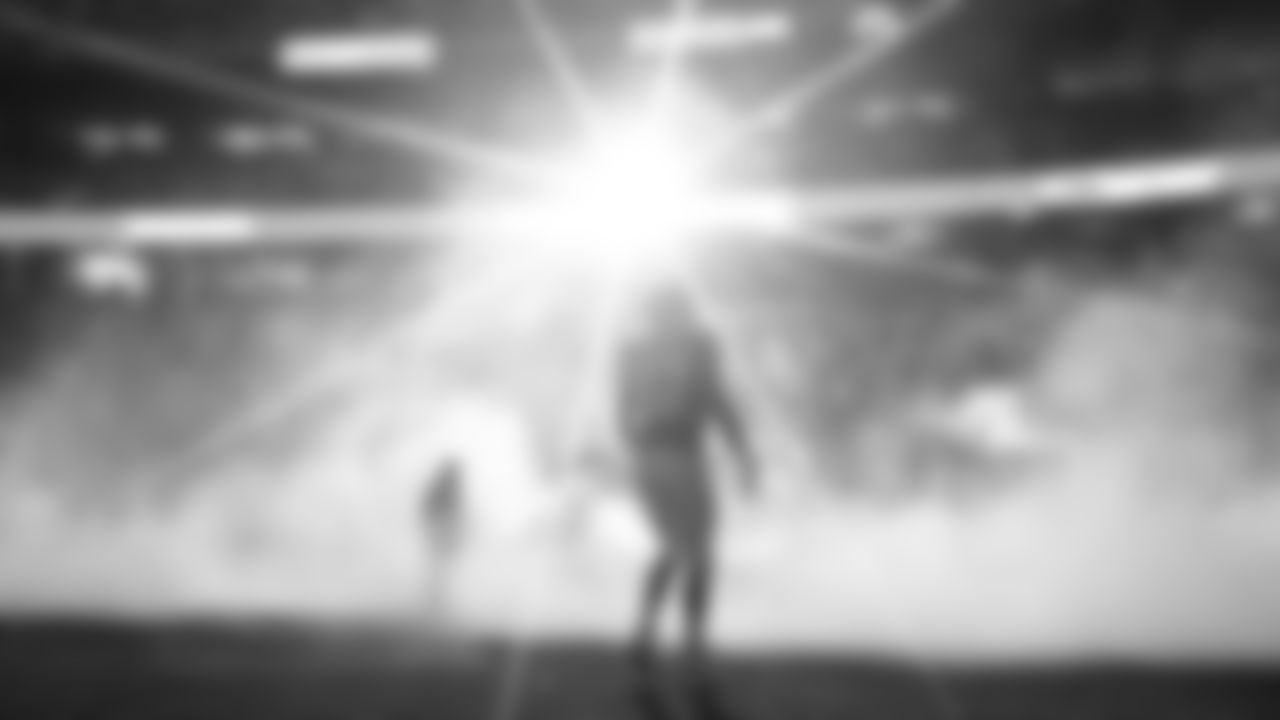 Kansas City Chiefs tight end Travis Kelce (87) runs onto the field prior to an NFL week 17 matchup against the Denver Broncos, Thursday, December 25, 2025.