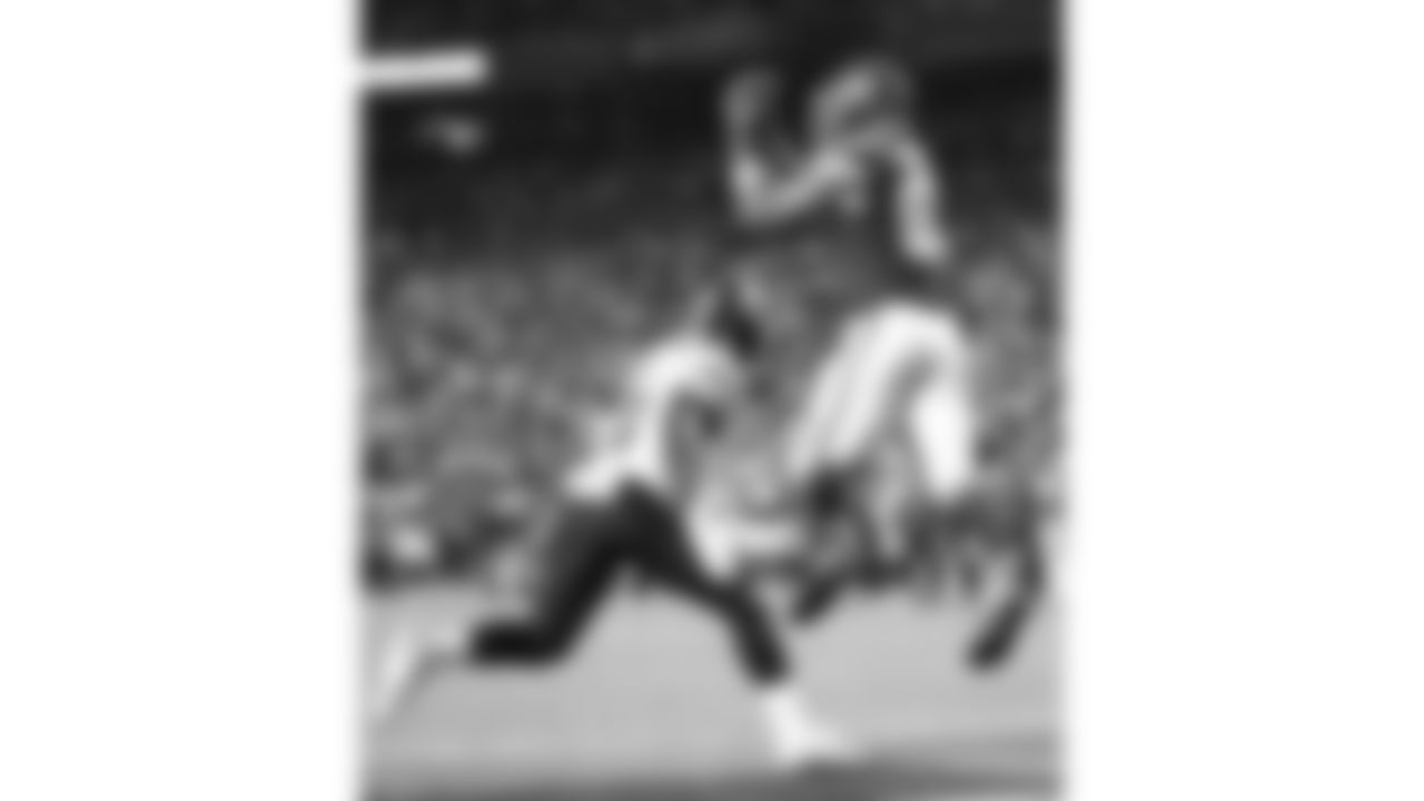 Kansas City Chiefs tight end Travis Kelce (87) catches a touchdown pass during a week 8 NFL Football game against the Washington Commanders on Monday, October 27, 2025 in Kansas City, MO.