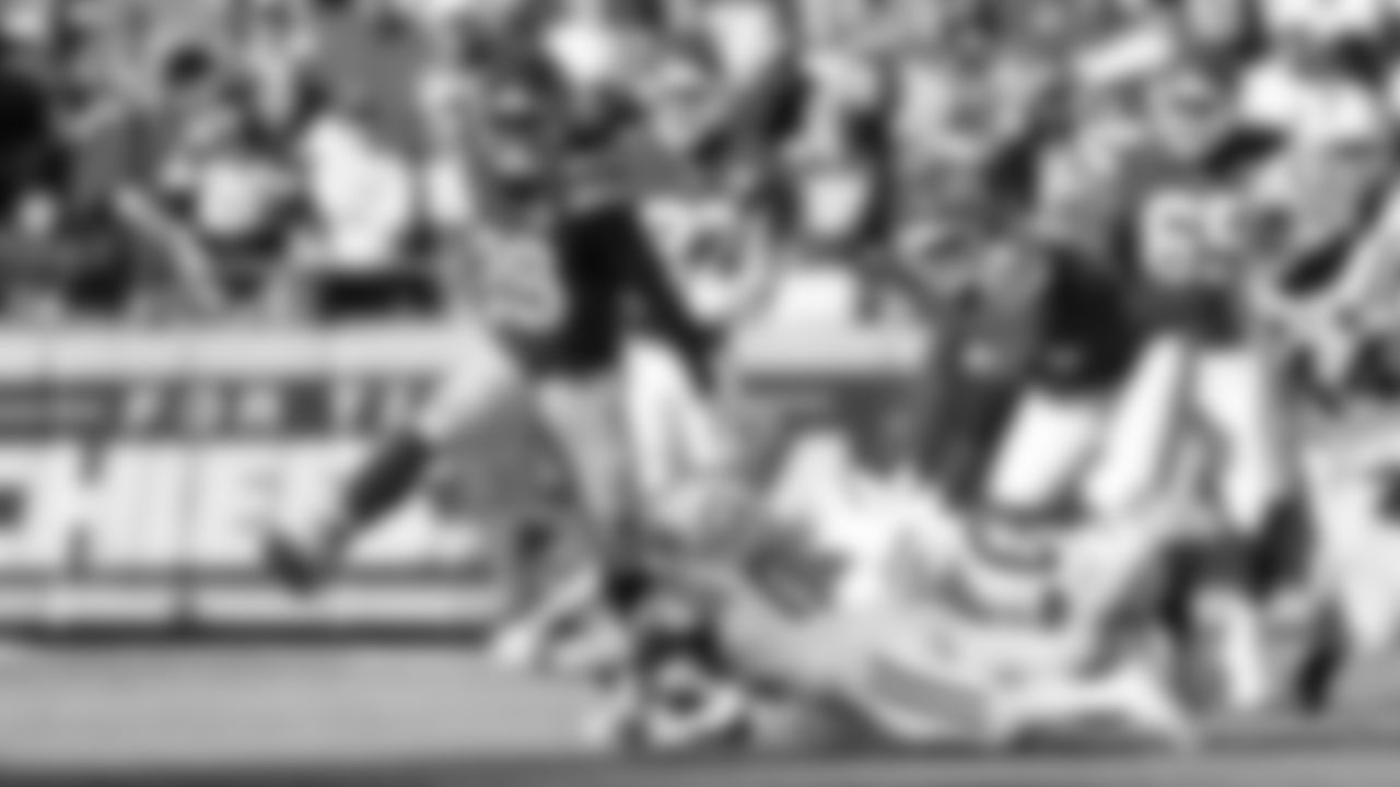 Kansas City Chiefs running back Kareem Hunt (29) runs the ball during a week 12 NFL Football game against the Indianapolis Colts on Sunday, November 23, 2025 in Kansas City, MO