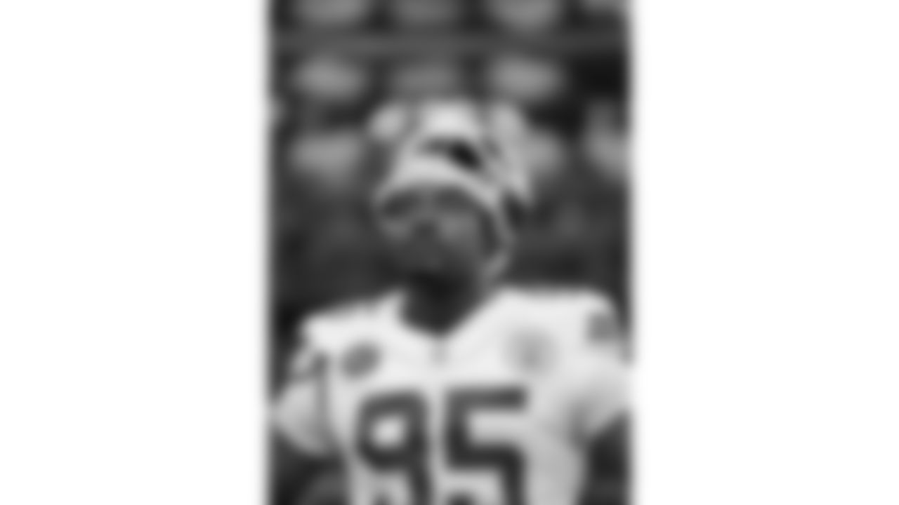 Kansas City Chiefs defensive tackle Chris Jones (95) warms up prior to a week 13 NFL Football game against the Dallas Cowboys on Thursday, November 27, 2025 in Dallas, Texas.