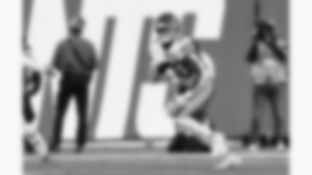 Kansas City Chiefs cornerback Chris Roland-Wallace (30) runs with the ball during the week 3 NFL football game against the New York Giants, Sunday, September 21, 2025 in East Rutherford, NJ.