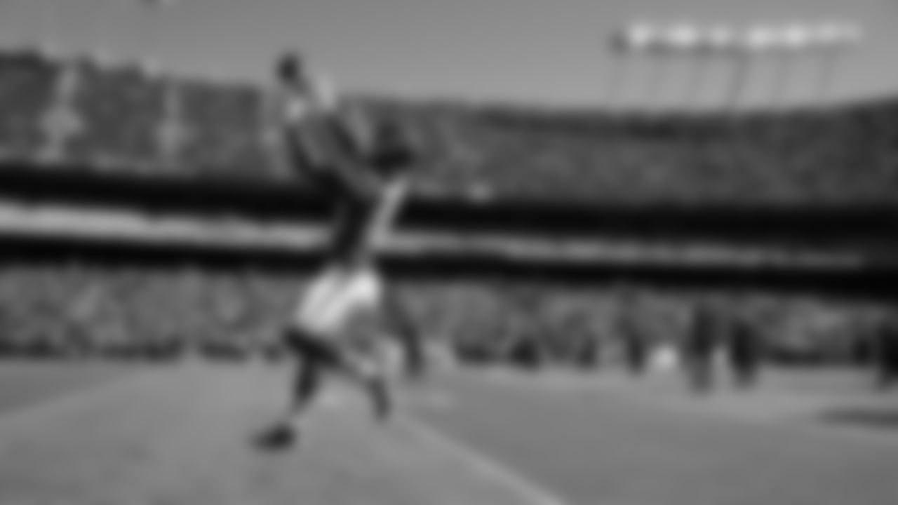 Kansas City Chiefs cornerback Trent McDuffie (22) warms up prior to a week 7 NFL Football game against the Las Vegas Raiders on Sunday, October 19, 2025 in Kansas City, MO.