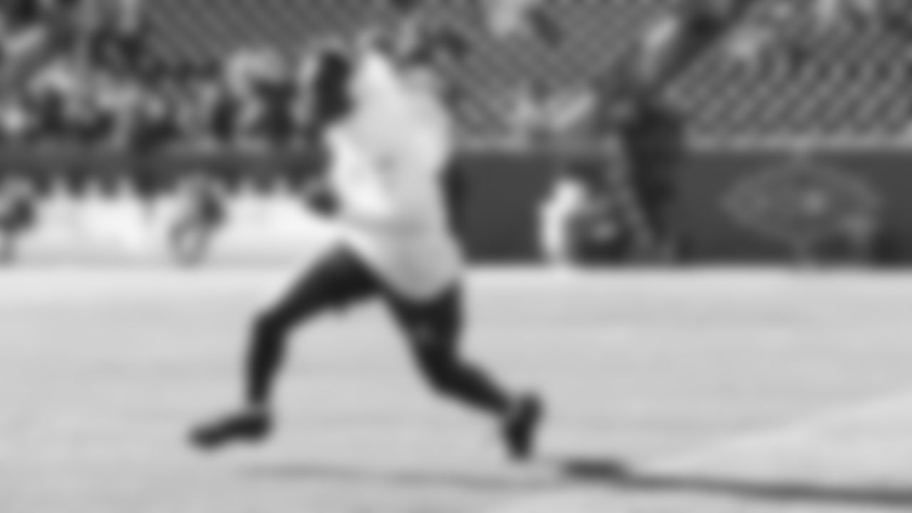 Kansas City Chiefs wide receiver Hollywood Brown (5) warms up prior to a week 11 NFL Football game against the Denver Broncos on Sunday, November 16, 2025 in Denver, Colorado.