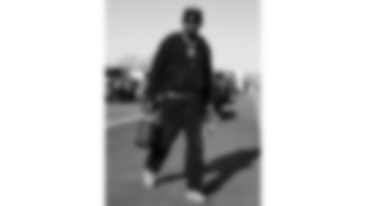 Kansas City Chiefs defensive end Janarius Robinson (98) arrives prior to an NFL week 15 matchup against the Los Angeles Chargers, Sunday December 14, 2025.