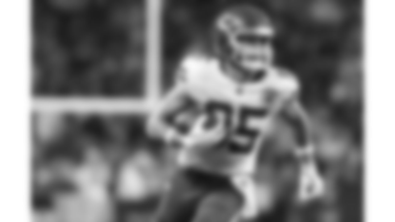 Kansas City Chiefs tight end Robert Tonyan (85) runs with the ball during a preseason week 2 NFL football game against the Seattle Seahawks, Friday, August 15, 2025 in Seattle, WA.