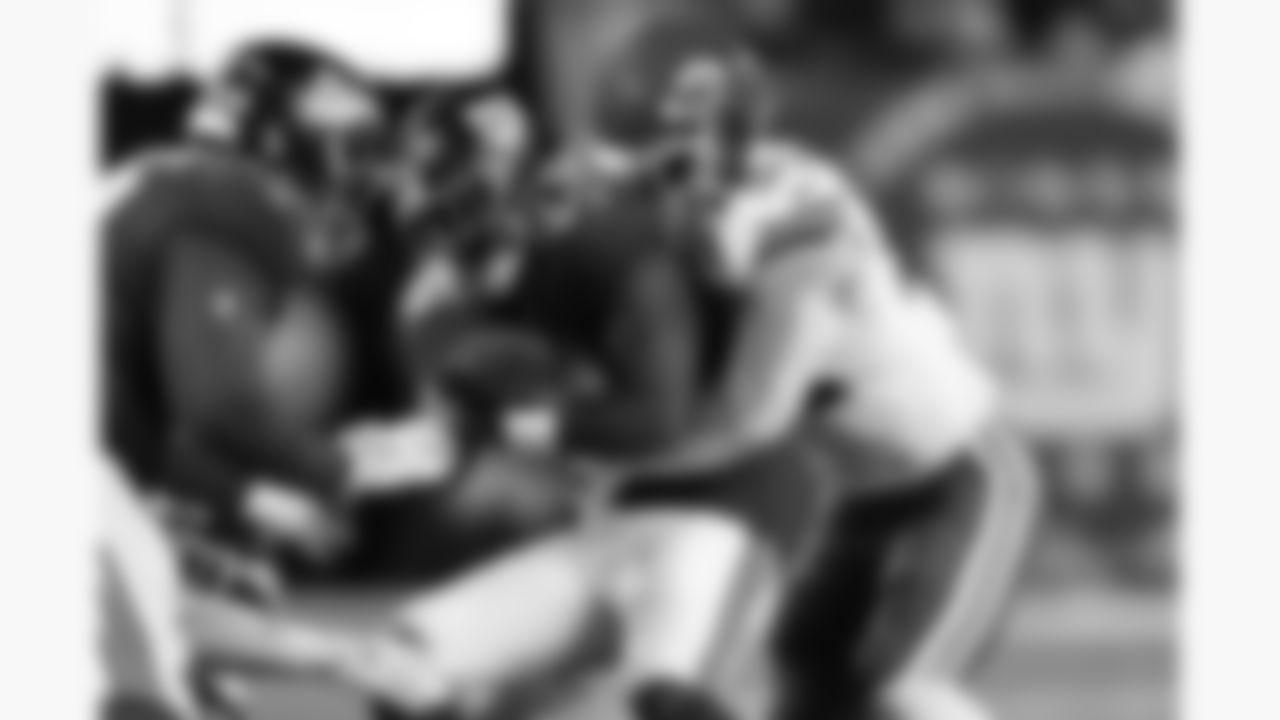 Kansas City Chiefs linebacker Leo Chenal (54) hits New York Giants running back Devin Singletary (26) during the week 3 NFL football game, Sunday, September 21, 2025 in East Rutherford, NJ.