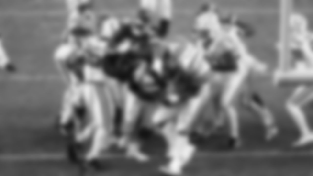 Kansas City Chiefs running back Kareem Hunt (29) scores a touchdown during a week 12 NFL Football game against the Indianapolis Colts on Sunday, November 23, 2025 in Kansas City, MO