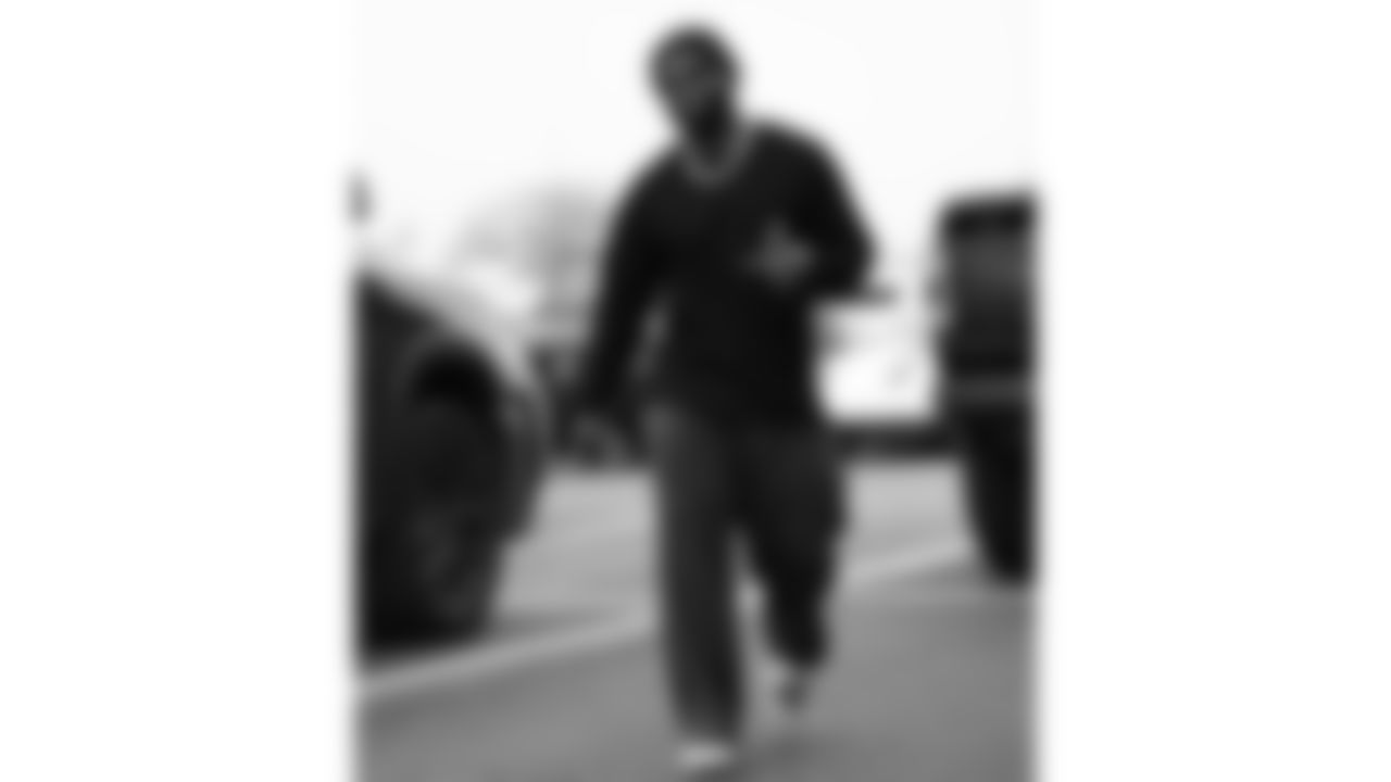 Kansas City Chiefs running back Clyde Edwards-Helaire (26) arrives prior to a week 12 NFL Football game against the Indianapolis Colts on Sunday, November 23, 2025 in Kansas City, MO