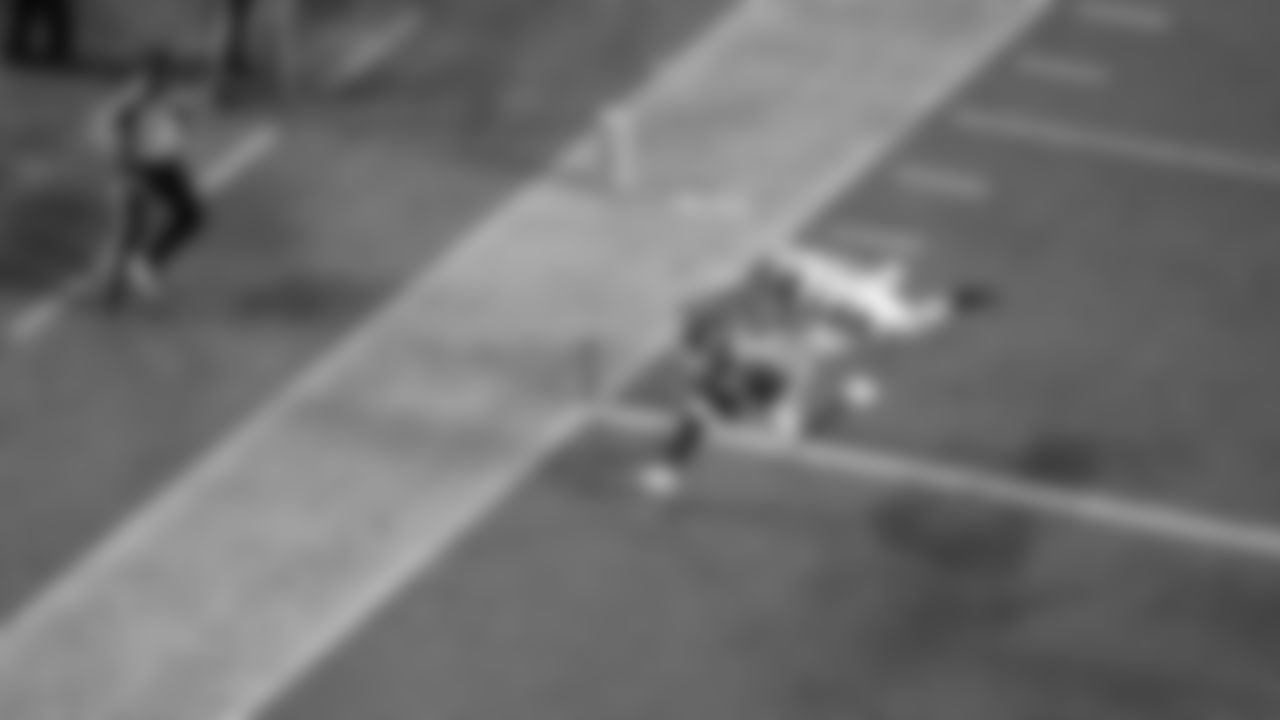 Kansas City Chiefs wide receiver Xavier Worthy (1) runs the ball into the end zone for a touchdown in front of Detroit Lions cornerback Amik Robertson (21) during the week 6 NFL football game, Sunday, October 12, 2025 in Kansas City, MO.