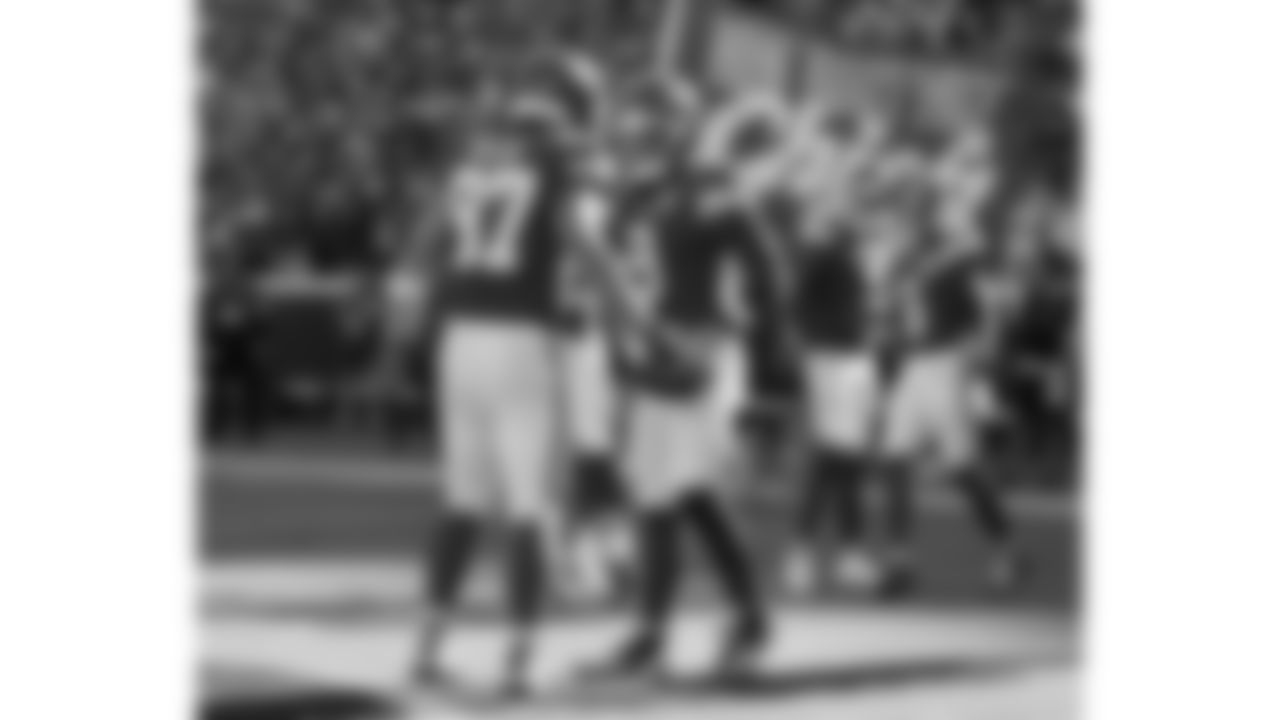 Kansas City Chiefs wide receiver JuJu Smith-Schuster (9) celebrates in the end zone with tight end Travis Kelce (87) during the week 4 NFL football game against the Baltimore Ravens, Sunday, September 28, 2025 in Kansas City, MO.