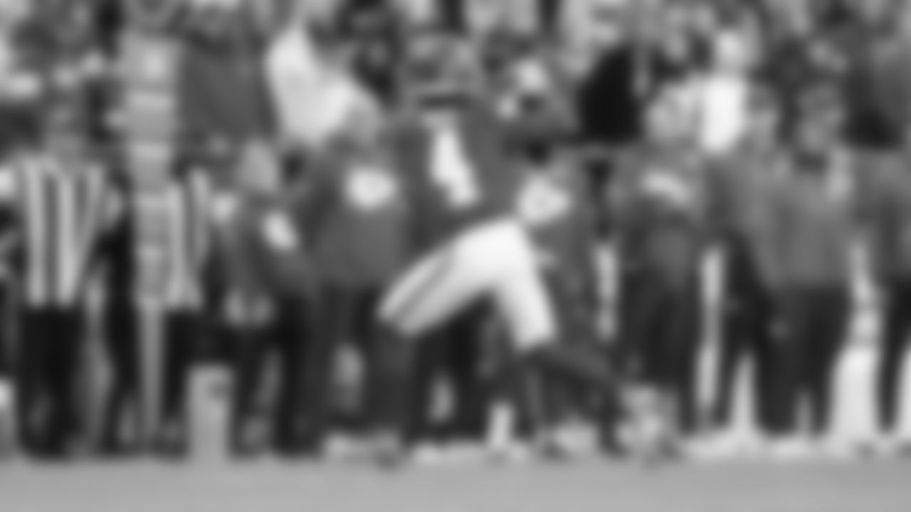 Kansas City Chiefs wide receiver Rashee Rice (4) makes a catch during a week 12 NFL Football game against the Indianapolis Colts on Sunday, November 23, 2025 in Kansas City, MO