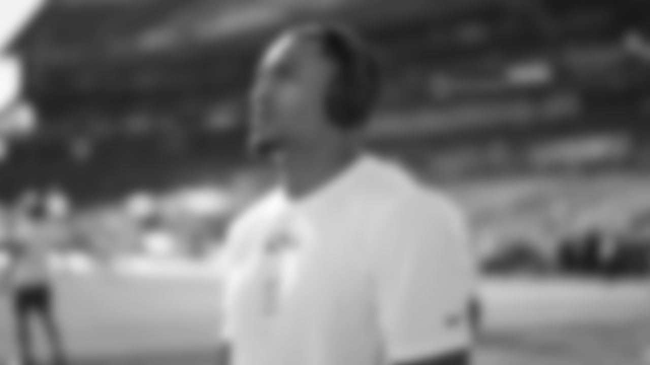 Kansas City Chiefs cornerback Trent McDuffie (22) warms up prior to a week 11 NFL Football game against the Denver Broncos on Sunday, November 16, 2025 in Denver, Colorado.