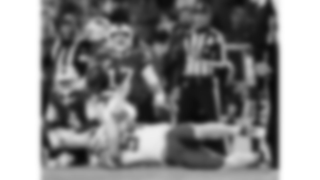 Kansas City Chiefs linebacker Leo Chenal (54) gets a sack during a week 9 NFL football game against the Buffalo Bills, Sunday, November 2, 2025 in Buffalo, NY