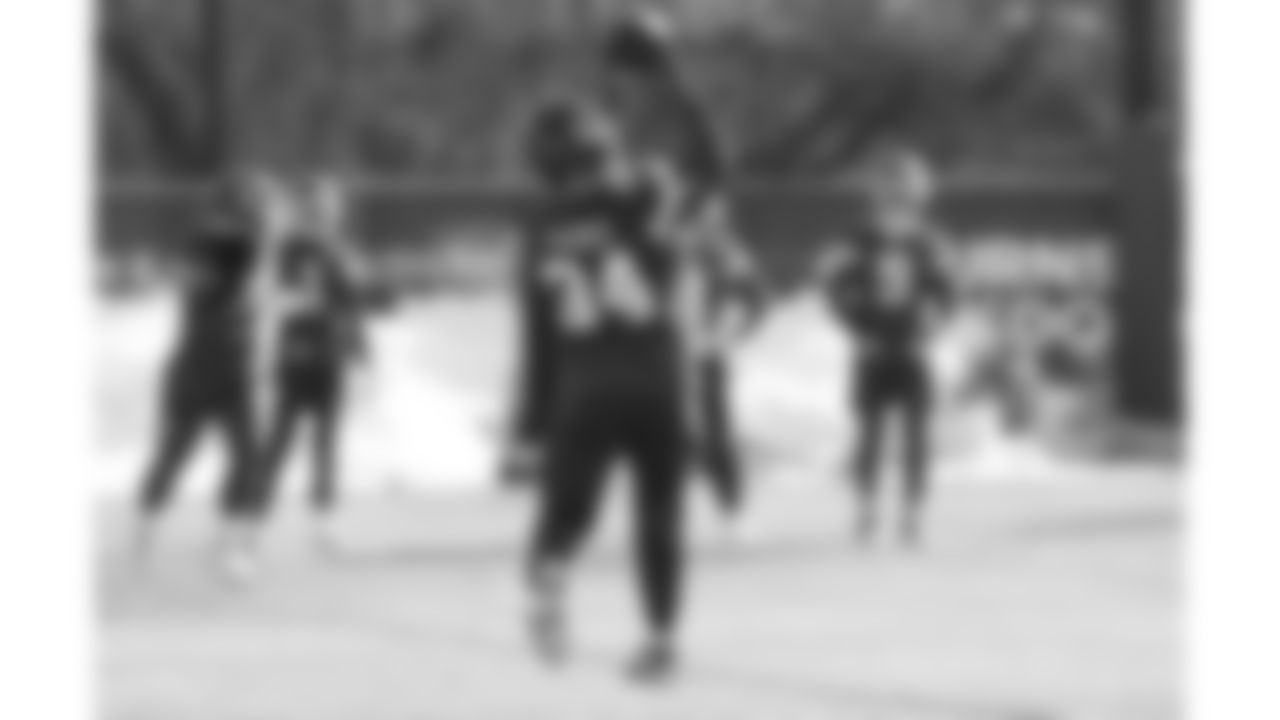 Kansas City Chiefs running back Dameon Pierce (34) during week 14 practice on Friday December 5, 2025 in Kansas City, MO.