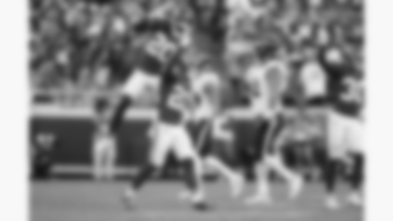 Kansas City Chiefs defensive back Nohl Williams (20) and cornerback Trent McDuffie (22) celebrate after a tackle during the week 4 NFL football game against the Baltimore Ravens, Sunday, September 28, 2025 in Kansas City, MO.