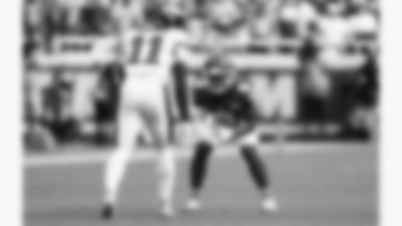 Kansas City Chiefs cornerback Kristian Fulton (8) faces Philadelphia Eagles wide receiver A.J. Brown (11) during the week 2 NFL football game, Sunday, September 14, 2025 in Kansas City, MO.