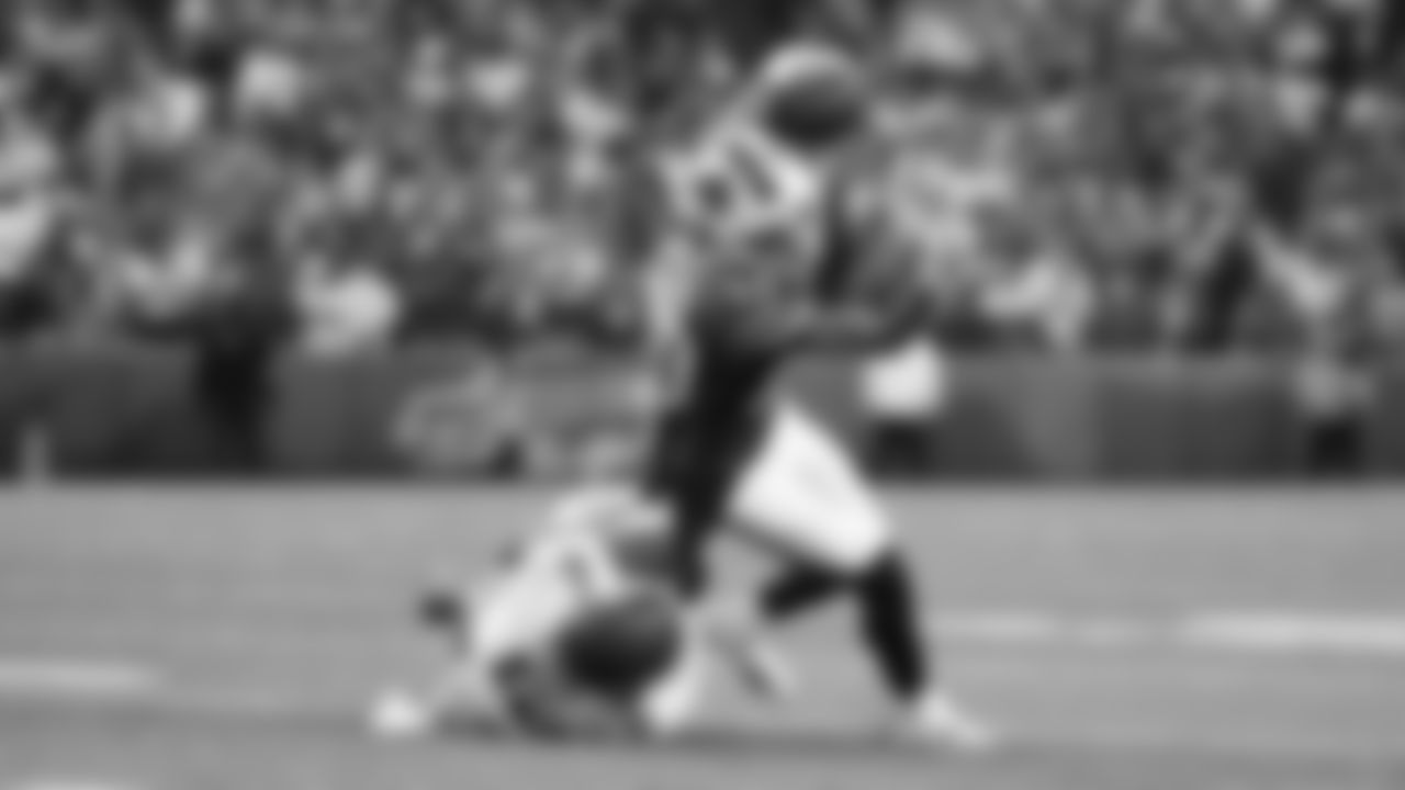 Kansas City Chiefs safety Bryan Cook (6) makes a tackle during a week 9 NFL football game against the Buffalo Bills, Sunday, November 2, 2025 in Buffalo, NY