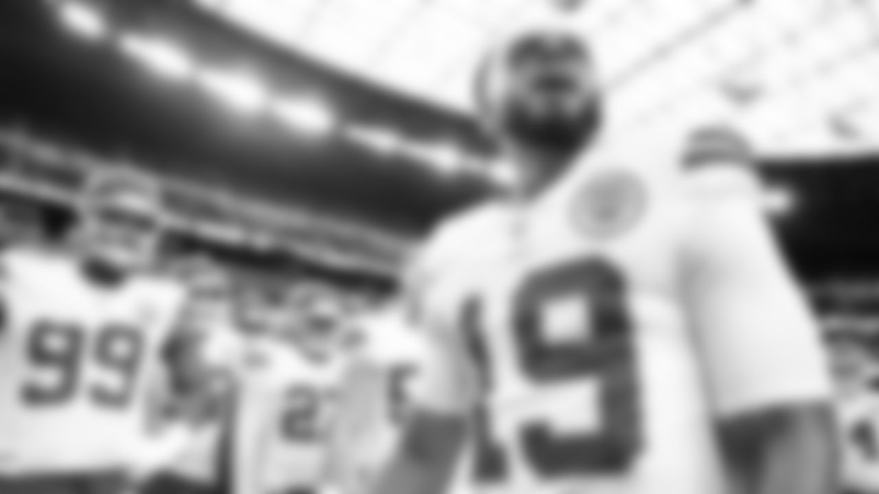 Kansas City Chiefs quarterback Chris Oladokun (19) addresses the team on the field prior to a week 18 NFL football game against the Las Vegas Raiders, Sunday, January 4, 2026 in Las Vegas, NV.