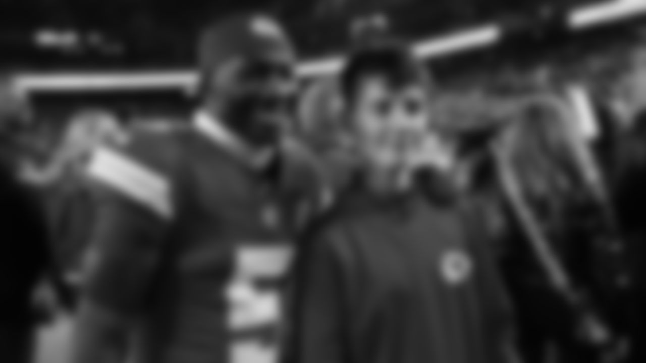 Kansas City Chiefs wide receiver Hollywood Brown (5) poses with a fan prior to a week 8 NFL Football game against the Washington Commanders on Monday, October 27, 2025 in Kansas City, MO.