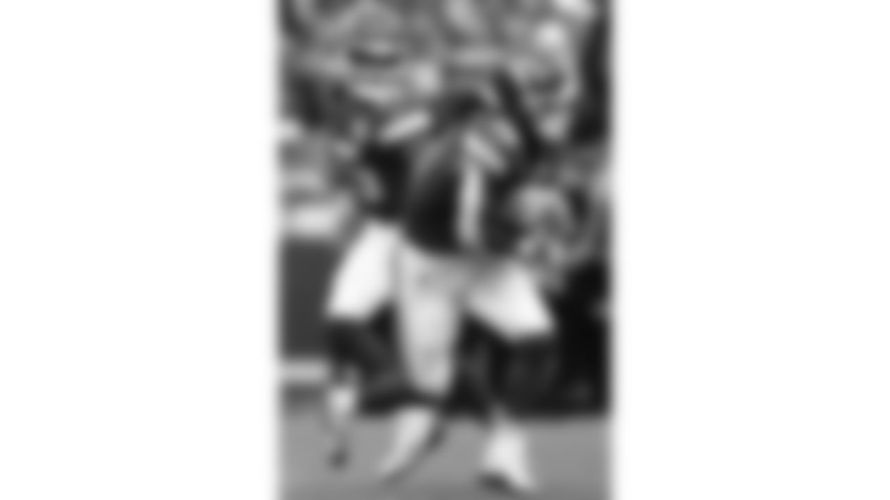 Kansas City Chiefs quarterback Patrick Mahomes (15) hands the ball off to running back Isiah Pacheco (10) during the week 2 NFL football game against the Philadelphia Eagles, Sunday, September 14, 2025 in Kansas City, MO.