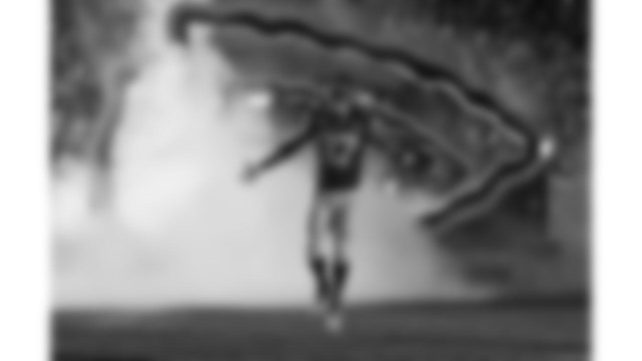 Kansas City Chiefs tight end Travis Kelce (87) runs out prior to a week 17 NFL football game against the Denver Broncos, Thursday, December 25, 2025 in Kansas City, MO.