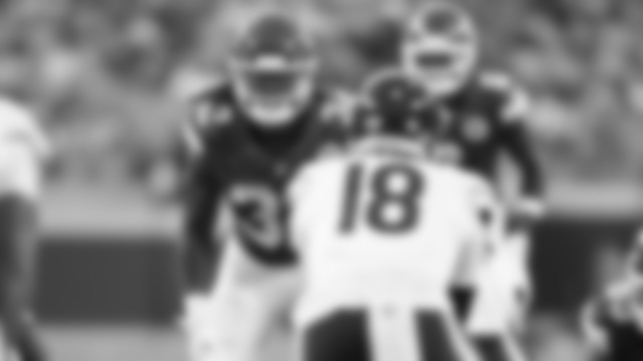 Kansas City Chiefs linebacker Nick Bolton (32) eyes the quarterback during a preseason week 3 NFL football game against the Chicago Bears, Friday, August 22, 2025 in Kansas City, MO.